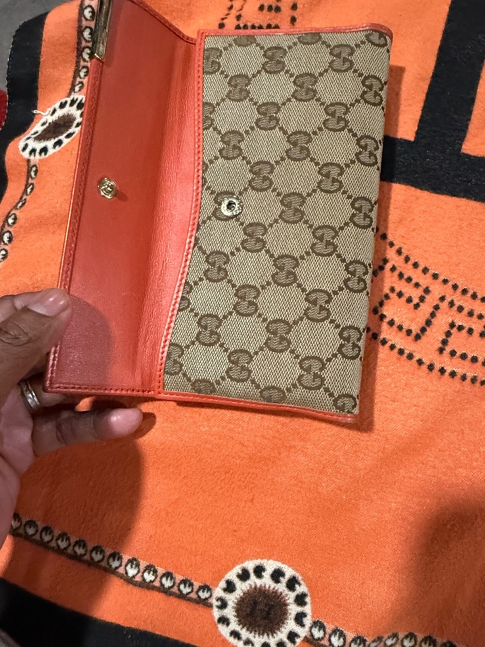 Gucci Beige Monogram Bifold Wallet with Red Trim never use light marks on metal - Picture 7 of 7